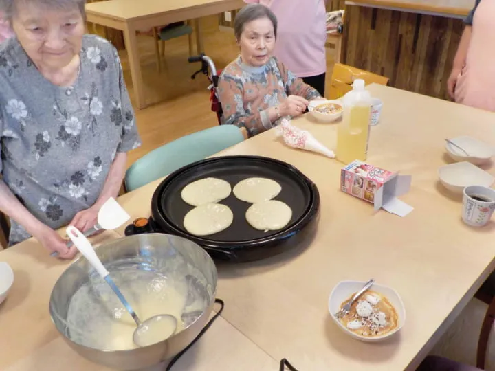 ホットケーキを作る利用者様たち